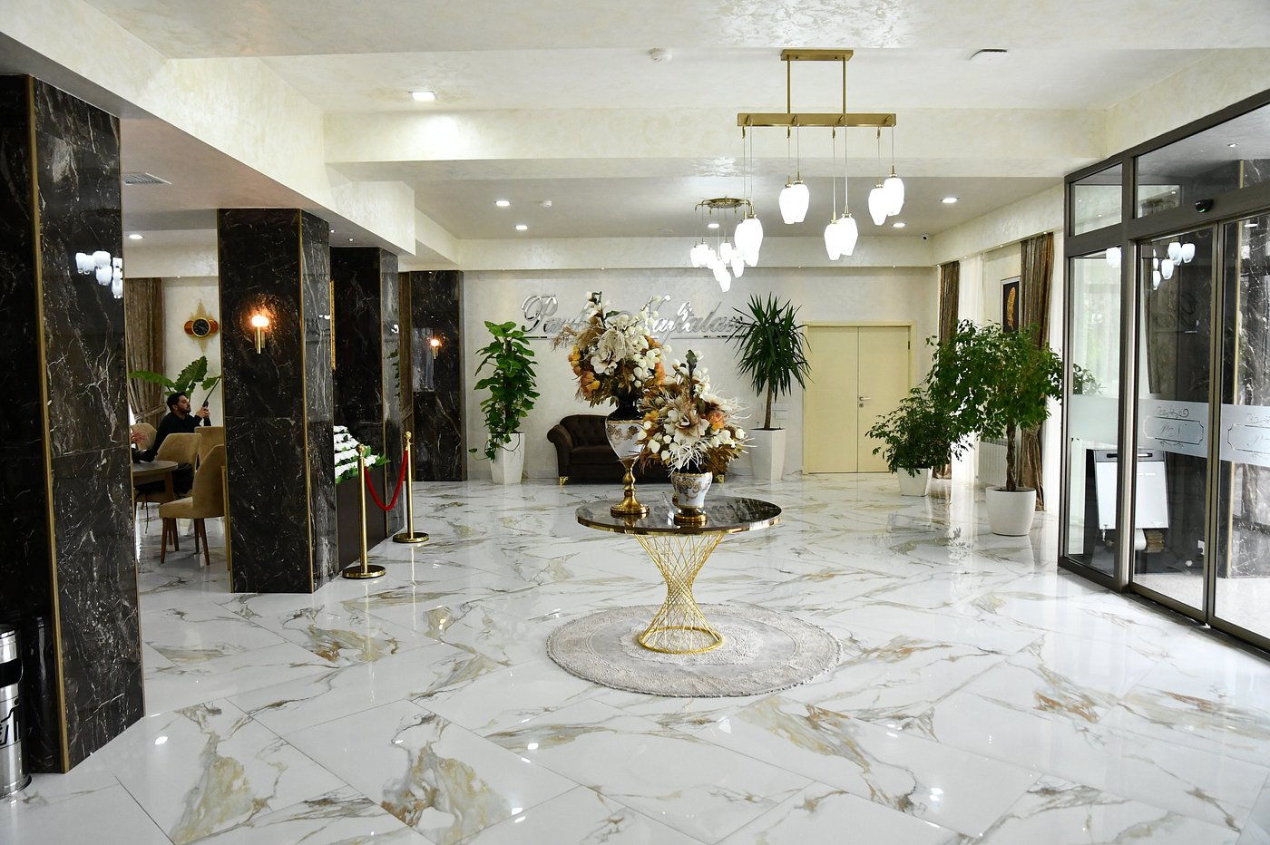 Marble lobby and 24-hour bar — calm and well-staffed.